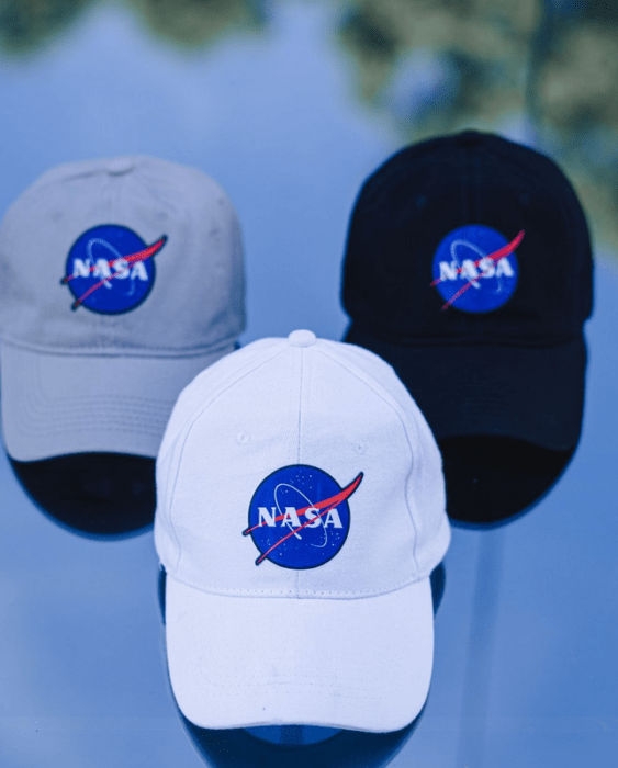 Fotografía de 3 gorras con el logotipo de la NASA