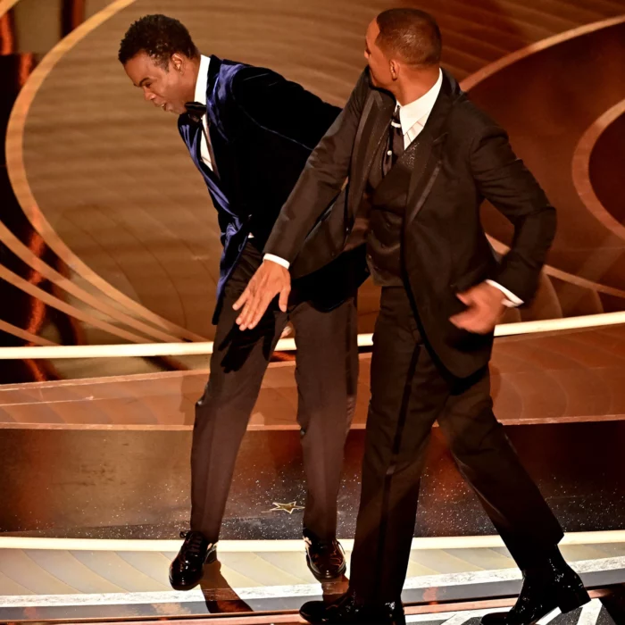 Will Smith golpeando a Chris Rock en los Óscar 2022