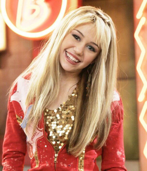 Miley Cyrus en el papel de Hannah Montana con la peluca