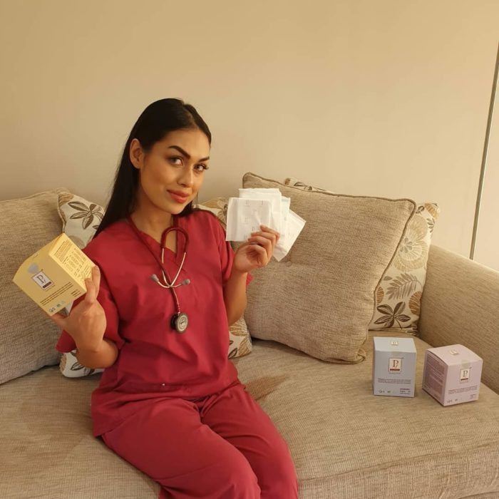 Bhasha Mukherjee en su uniforme de médico