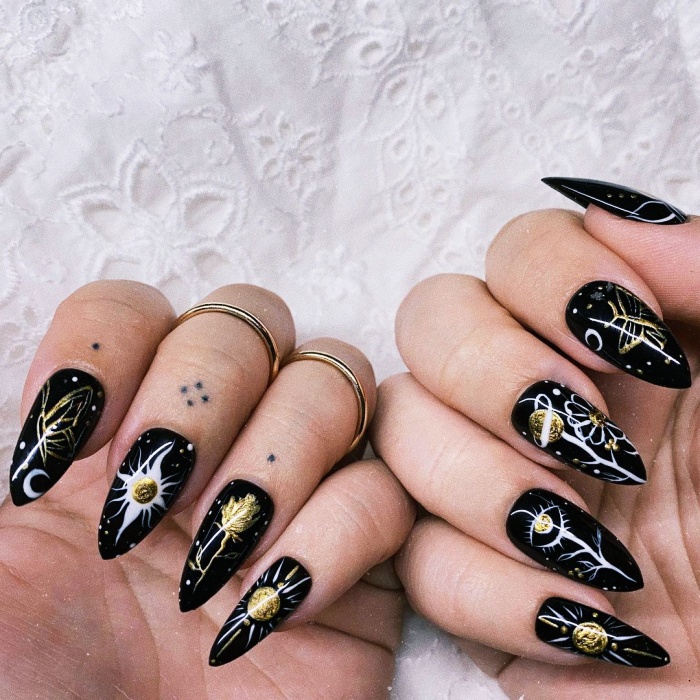 uñas largas, postizas, manicure, gelish de estilo dark, esotérico, brujas, witchy style, dark academia en tonos negro, morado, azul, dorado, verde, con estrellas, lunas, fantasmas y galaxias