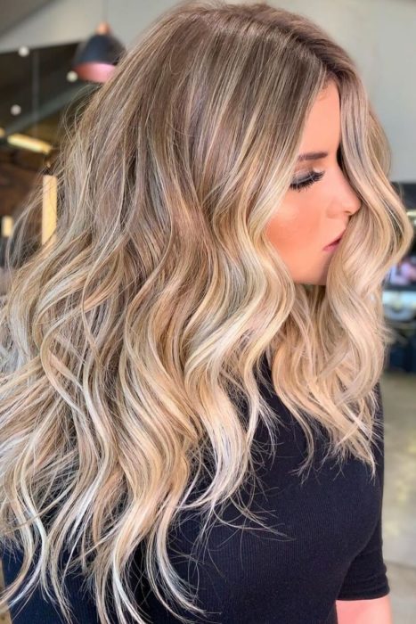 Chica con el cabello teñido de color rubio con dorado