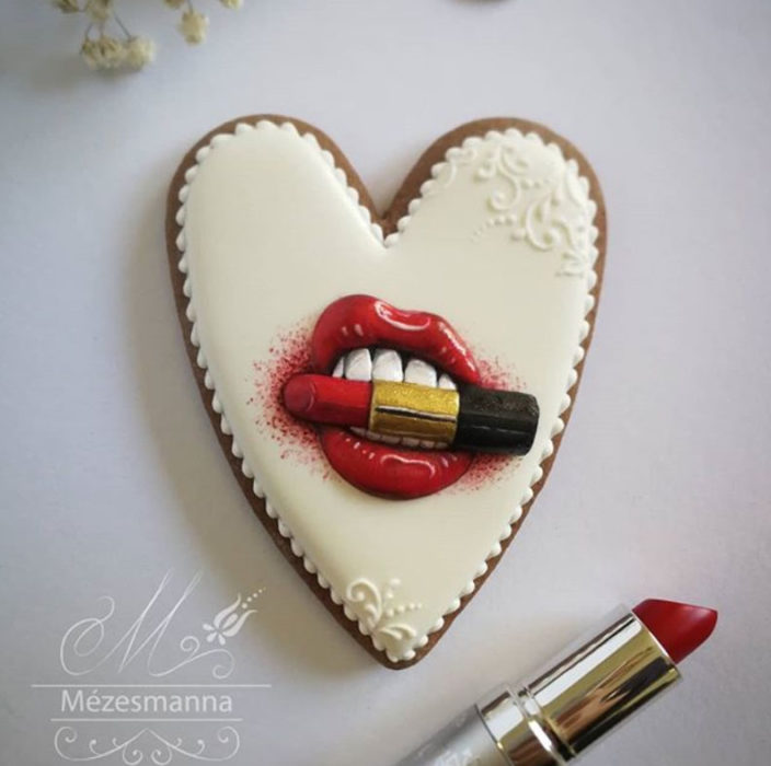 Galleta de jengibre decorada con una boca mordiendo un labial rojo