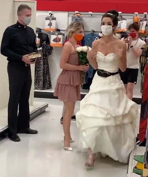 Mujer llega vestida novia al trabajo de su pareja