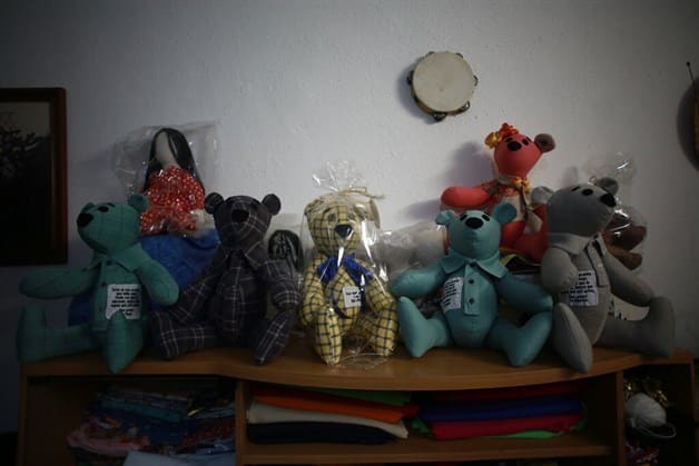 Osos hecho con ropa de víctimas de covid