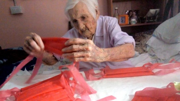Telma, la anciana que hace cubrebocas para donar