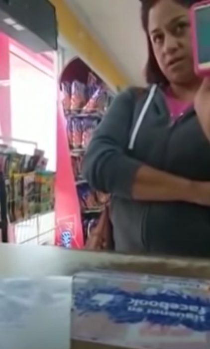 Mujer frente a una cajera discutiendo