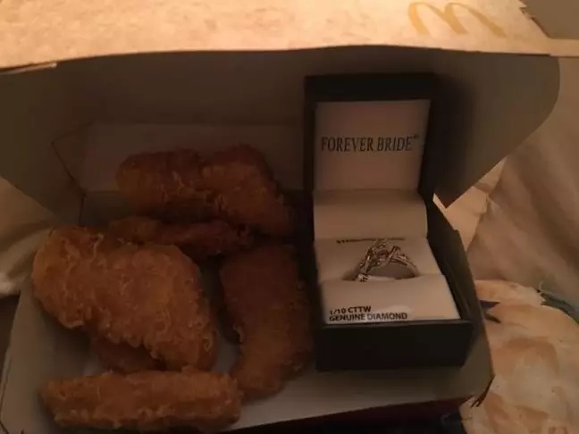 Caja de nuggets con una caja de anillo de compromiso dentro 