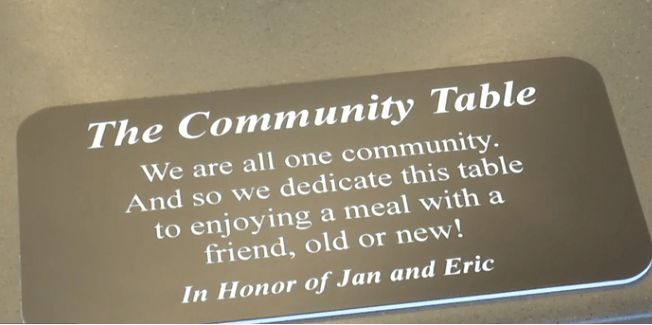 foto de una placa de mesa comunitaria en un McDonald´s en Estados Unidos 