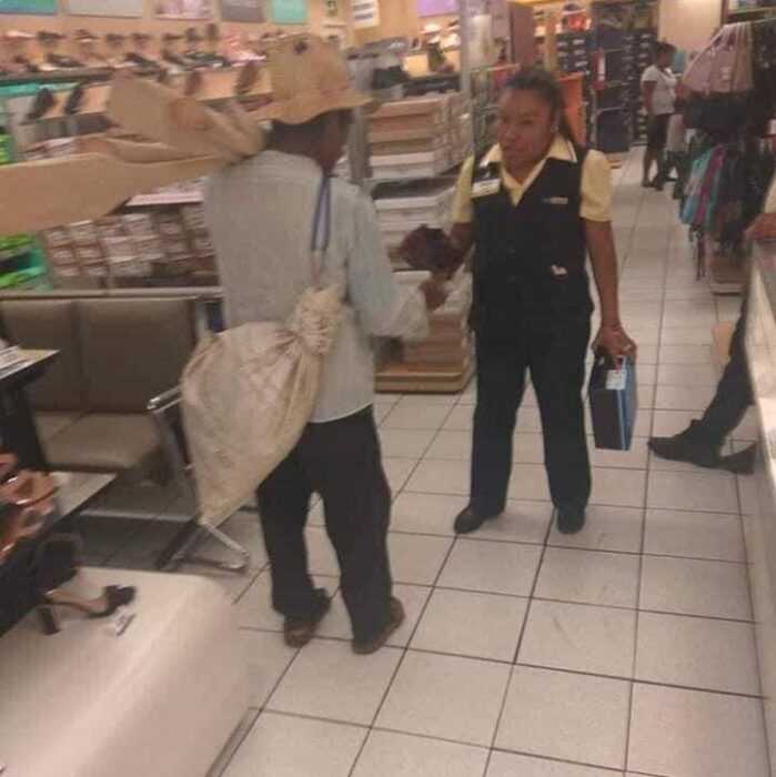 Mujer entregando una caja de zapatos a un abuelito; Mujer le regala zapatos a abuelito indigente. Los pagó con su propio sueldo