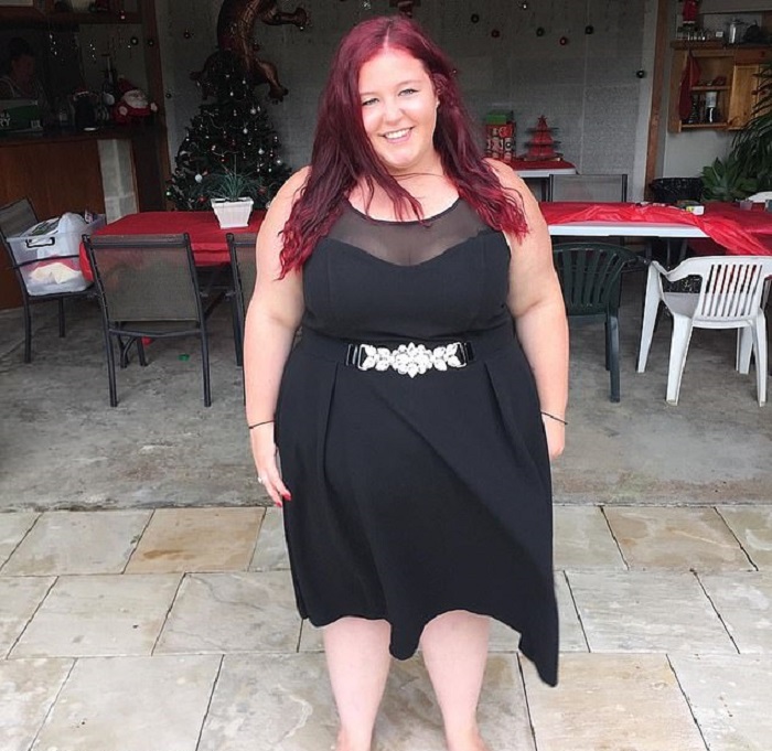 Alida posando para una foto después de haber adelgazado, usando un vestido negro