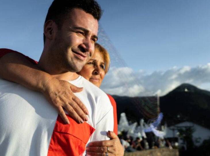 Jonathan y su mamá posando para una foto