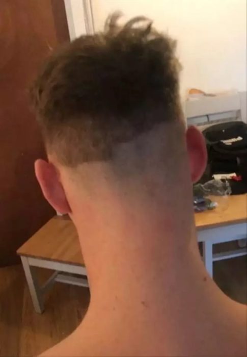 Chico con el cabello cortado de manera irregular