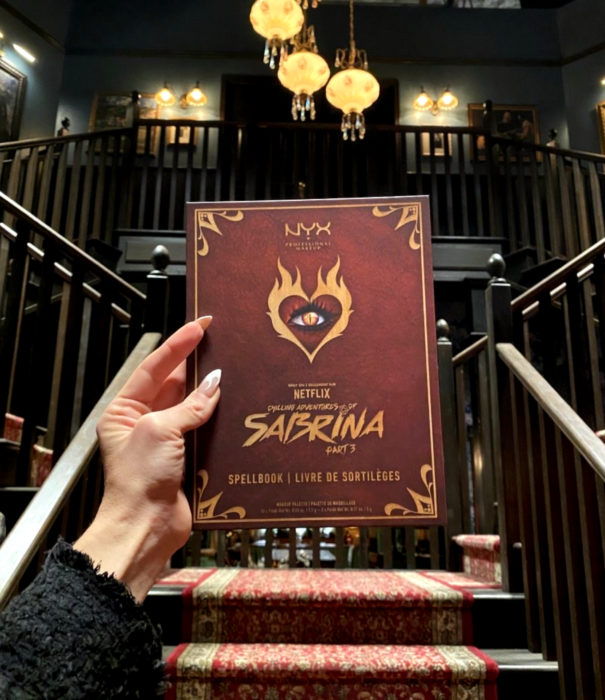 NYX lanza una línea de maquillaje inspirada en El Mundo Oculto de Sabrina; paleta de sombras