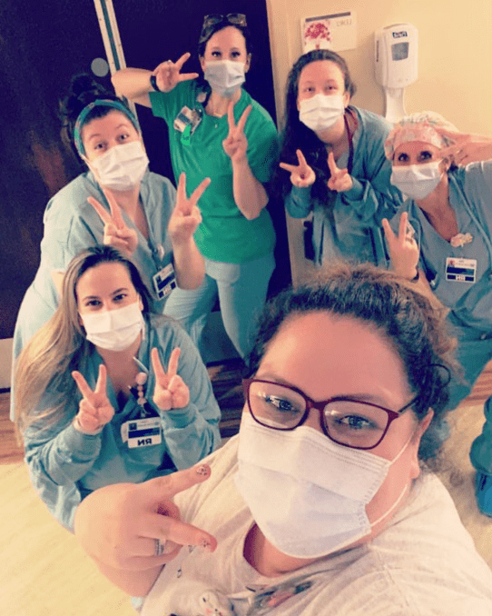 selfie de un personal médico en un hospital en EE. UU.
