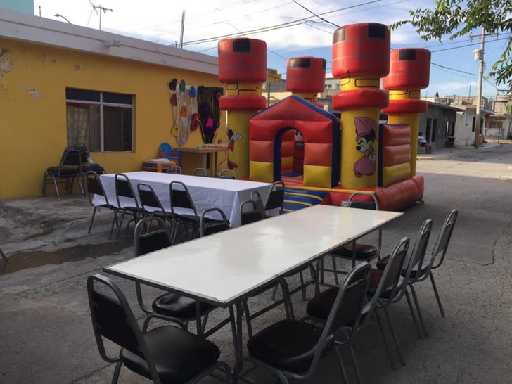 Fiesta infantil con inflables y mesas