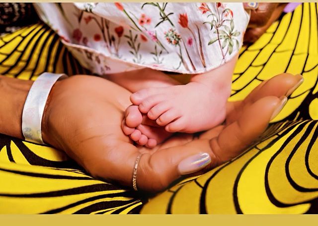 Naomi Campbell sosteniendo los pies de su bebé en una imagen de Instagram
