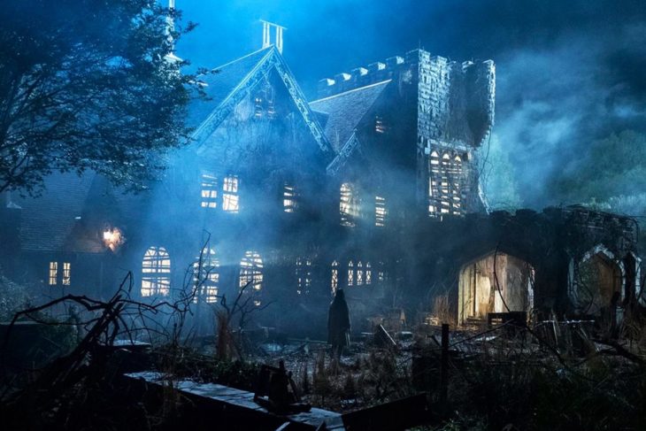 Casa antigua de dos pisos a mitad de la noche usada para el set de Hill House