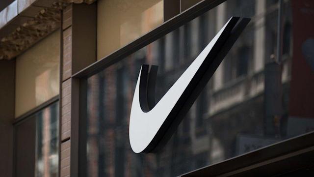 Logo de Nike colgado en un balcón