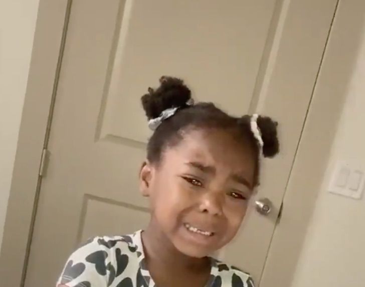 Niña llorando cuando vio el pasaporte de su madre