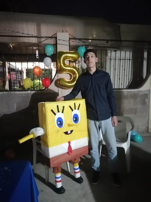 Niño junto a una piñata de Bob Esponja celebrando su cumpleaños #5
