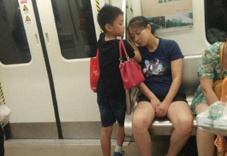 Niño pone su mano para que su madre pueda descansar 