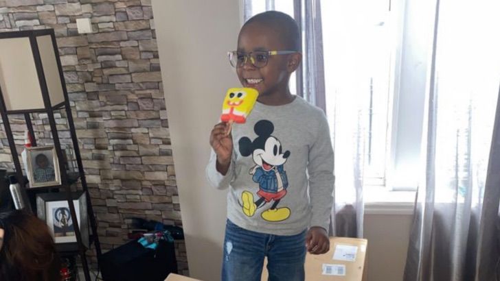 niño comiendo paletas; Niño usa la tarjeta de su mamá y gasta casi 3 mil dólares en paletas de Bob Esponja