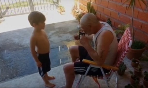 Tano y Tiziano cuidando de las plantas de la casa