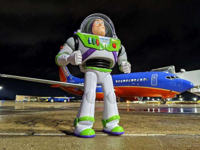 Muñeco Buzz Lightyear en un aeropuerto; Buzz Lightyear regresa con su pequeño amigo fiel después de extraviarse en un avión