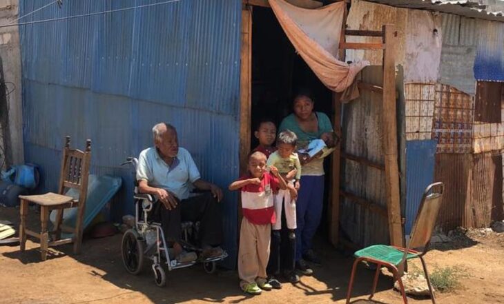 Familia de Javier y José, niños que llevaron en una carriola a su abuelito a vacunar