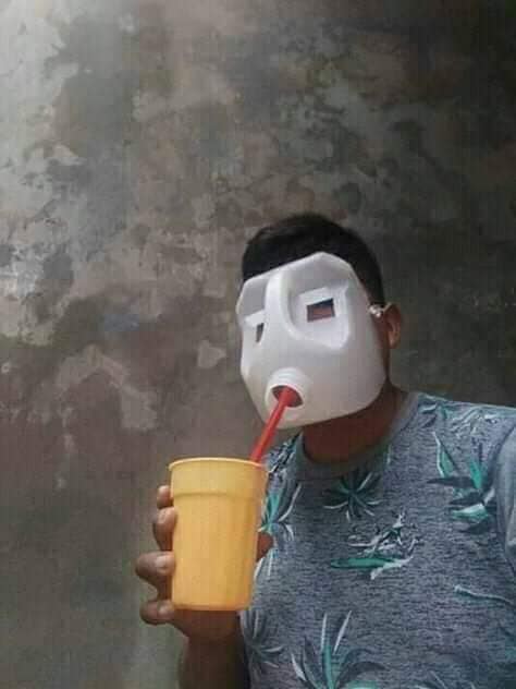 Chico usando una careta hecha con galón de leche