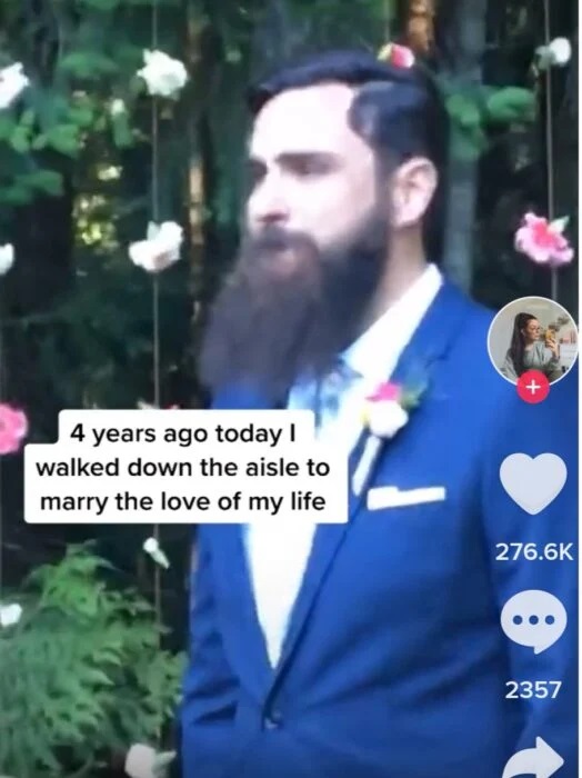 Novio checando el celular en el altar el día de su boda