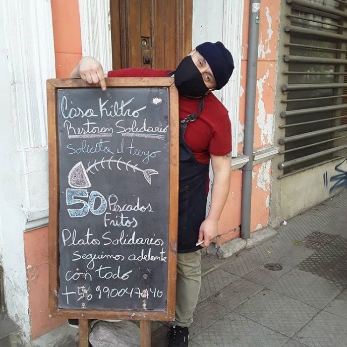 Mauricio con la pizarra del menú de su restaurante