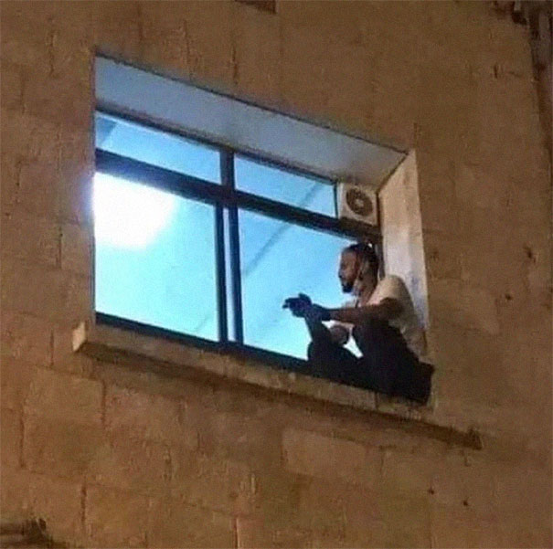 Hombre en Palestina escala a ventana del hospital para ver a su mamá