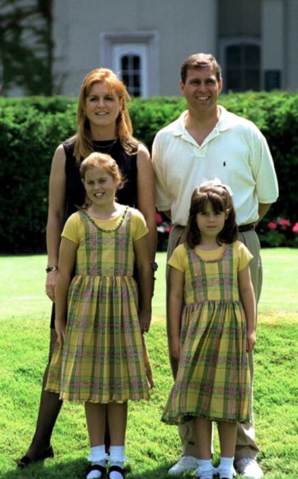 Niños de la realeza usando vestidos muy similares
