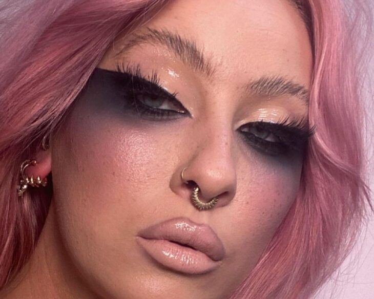 Chica con los ojos pintados en la tendencia Bardot Eyes