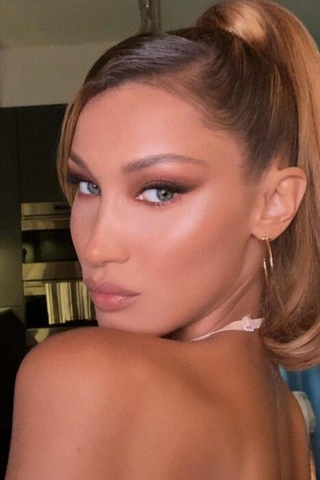 Bella Hadid con maquillaje Foxy eyes