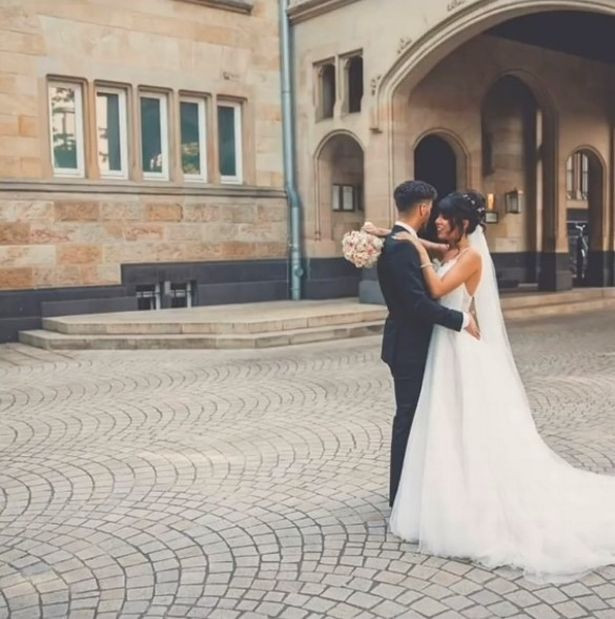 Pareja de novios abrazados; Chica celebra una boda falsa con su 'nuevo novio' para 'vengarse' de su ex