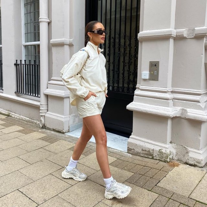 chica usando tenis blancos, jeans, sudadera, abrigo, blusa oversized, bolso, accesorios