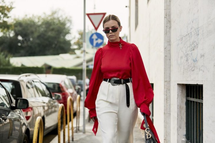 Chica usando un outfit con cinturón