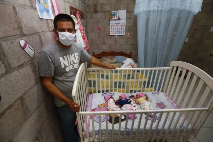 Hugo al lado de la cuna de sus trillizas el día que llegaron a casa después de haber nacido