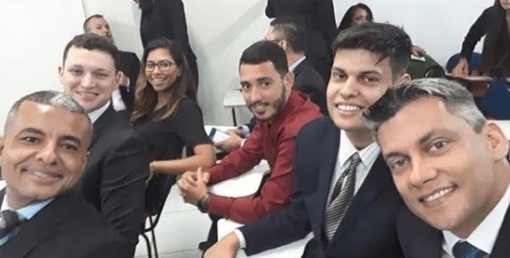 Padre e hijo dentro de la escuela, junto a sus compañeros de clase; Padre ingresa a estudiar para apoyar a su hijo con Asperger