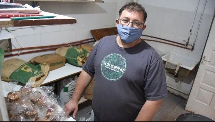 Hombre en la cocina horneando pan de caja; Padre e hijo cocinan 400 panes para entregarlos a los más necesitados