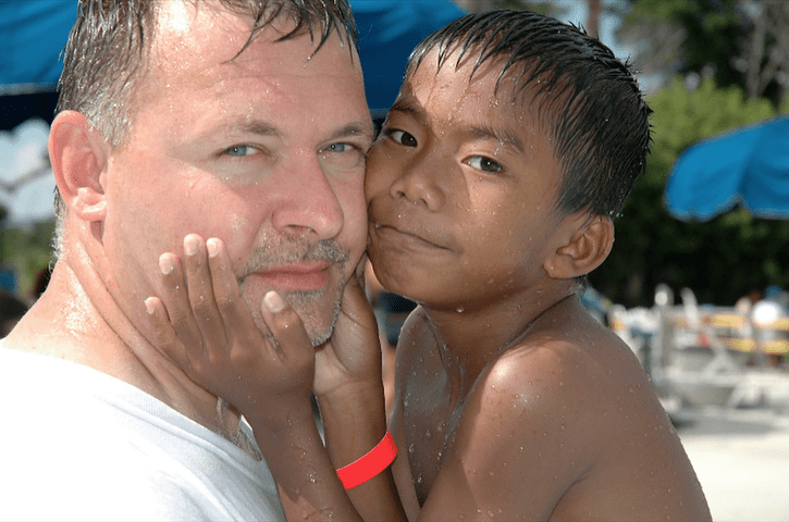 Jordan Pisey Windle junto a su padre ;Padre gay salva a niño de morir en orfanato, lo apoya para ser atleta y hoy compite en Tokio