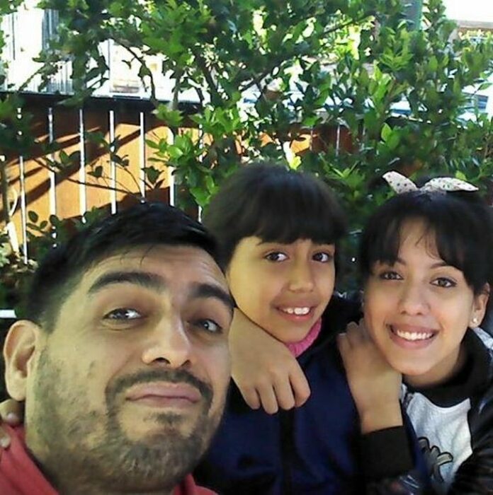 Padre e hija sonriendo para una fotografía