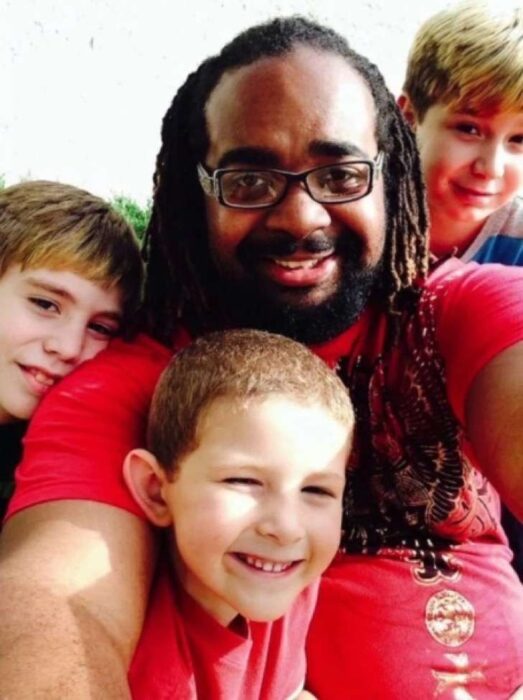 Familia tomando una selfie; Papá soltero adopta a 3 hijos y demuestra que todas las familias son perfectas