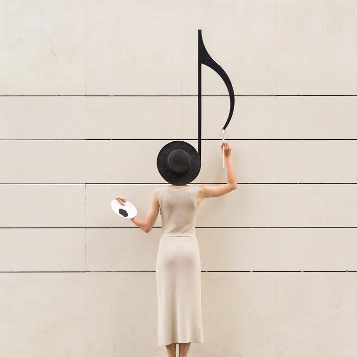 Chica frente a una nota musical; Pareja hace sesión de fotos minimalistas sin usar photoshop