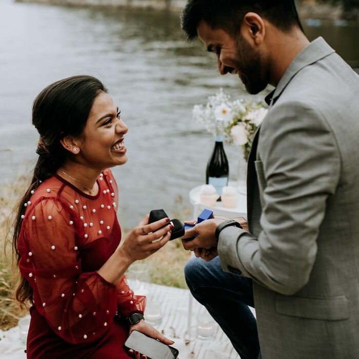 Hombre proponiéndole matrimonio a una mujer; Pareja se pide matrimonio uno al otro al mismo tiempo y todo queda en fotografías