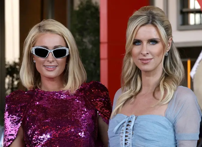 Paris y Nicky Hilton en una alfombra roja; '¿Y dónde están las rubias' se inspiró en Paris y Nicky Hilton y no lo sabíamos