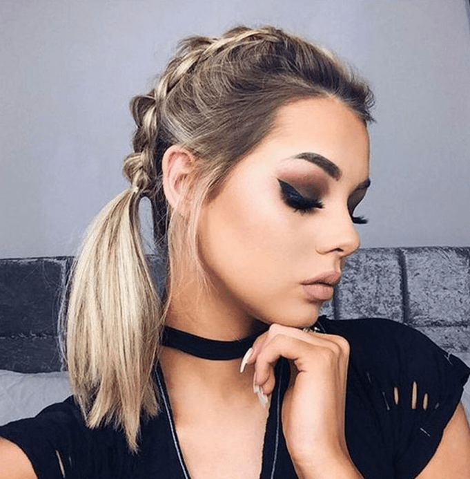 Chica con el cabello hasta los hombros sujetas con dos trenzas